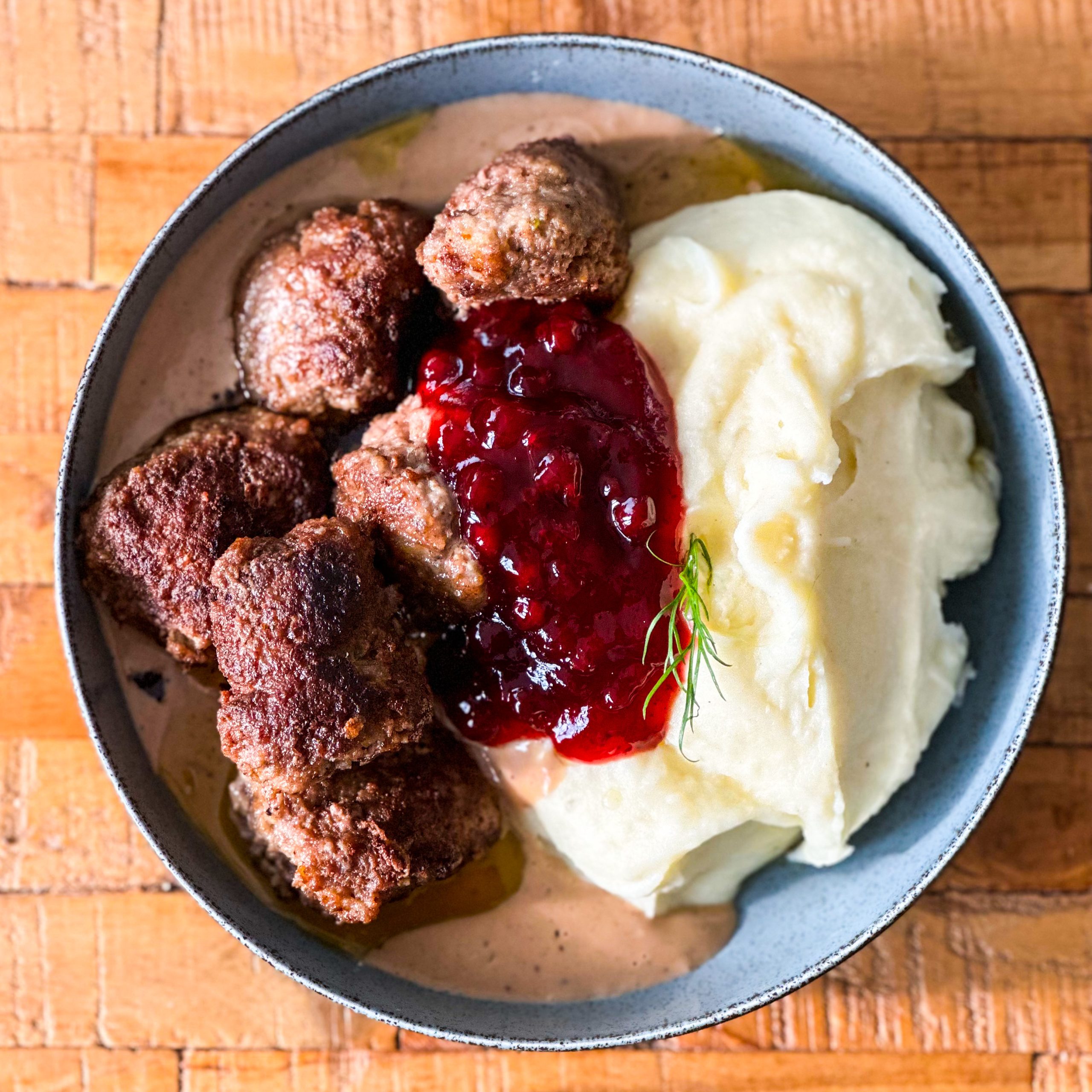 Köttbullar och potatismos
