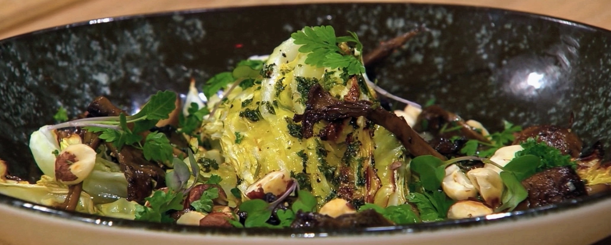 Ungsbakad spetskål med beurre blanc