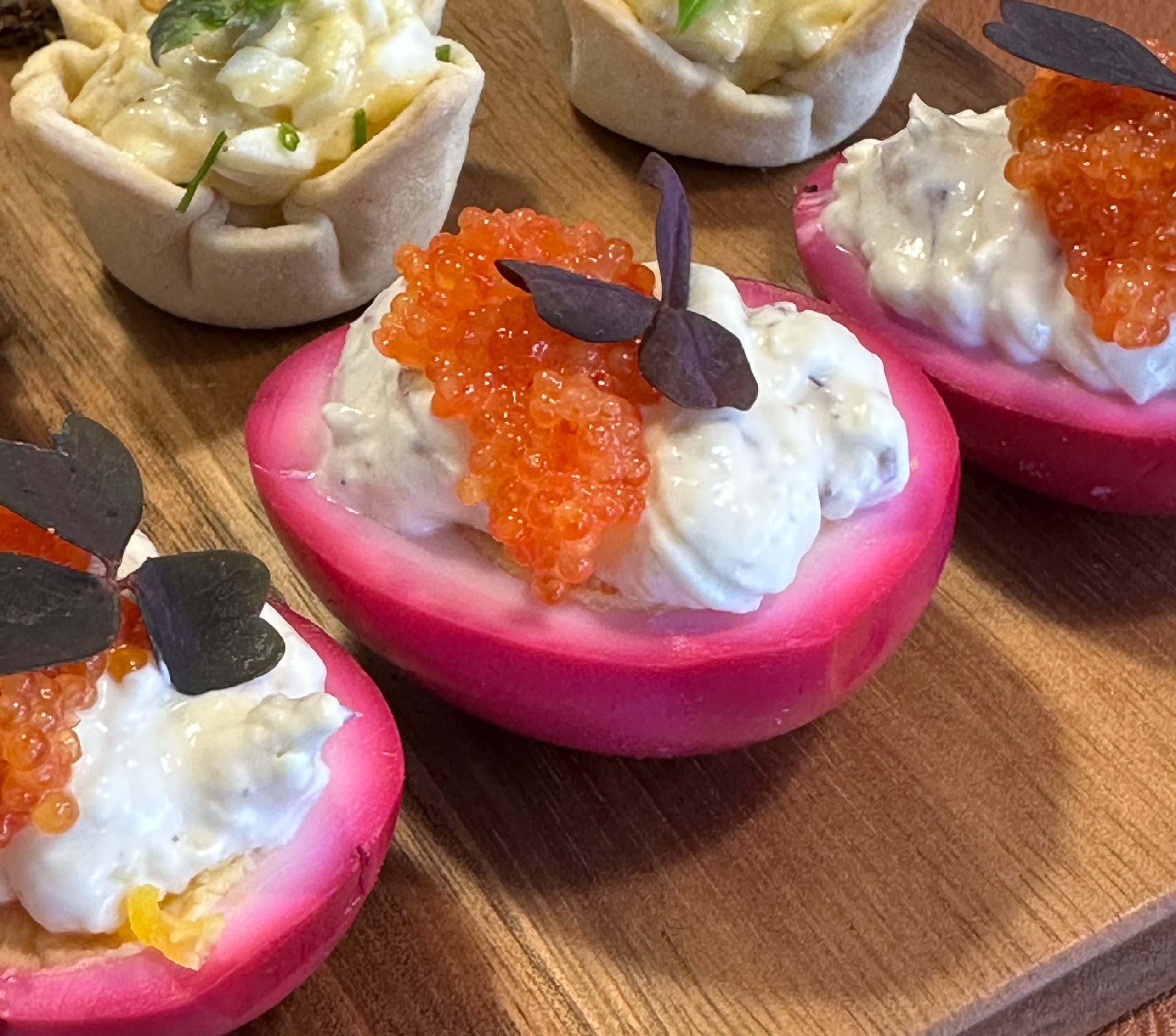 Rosa picklade ägg med ostkräm
